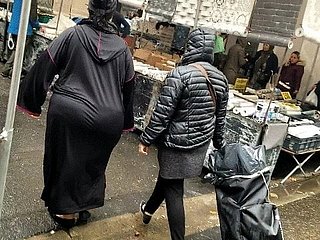 Fat fat arabisch kont met zwarte djellaba