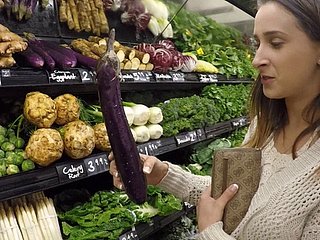 Воодушевление сеньориты посещает супермаркет для противного мигания