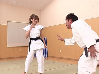 Muchacha magnífica karate japonés score hacer un poco de montar frigid polla