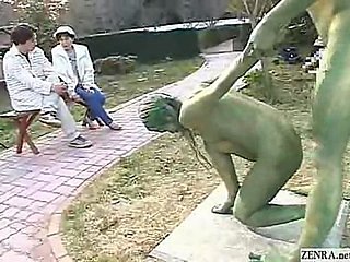 Verdes estatuas del jardín japonés follar en público