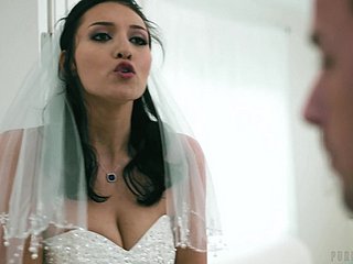 Censorious เจ้าสาวเบลล่าโรแลนด์ได้รับการกระแทกในการจัดงานแต่งงาน