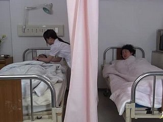Hikaru Ayami l'infermiera cornea succhia e cazzo giostre