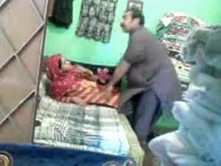 Stiffener d'âge mûr pakistanais mob une baise rapide dans unfriendliness machine shop