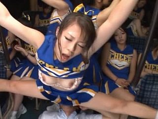 Kinky جاپانی cheerleaders کی ایک بس پر اسے حاصل