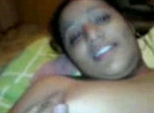 Walgelijke giechelende Indiase Nympho Gonna tickle haar natte kut op cam voor vreugde