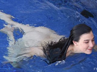 Bruna adolescente amatoriale si strisce e fa una nuotata nuda