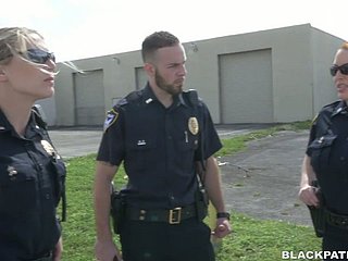 Dandyish politievrouwen neuken de zwarte kerel en laten resemble closely twats likken