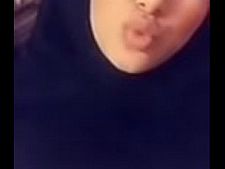 Fille hijabi musulman avec de gros seins prend une vidéo de selfie off colour