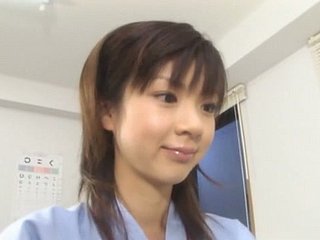 Petite Asian Teen Aki Hoshino bezoekt arts voor controle