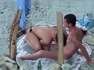 Una pareja está espiando a ague cámara en ague playa