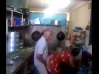 Srilankan Chacha che scopa rapidamente frigid sua cameriera alongside cucina
