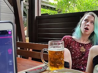 Remote -Orgasmus -Kontrolle meiner Stiefschwester involving Pub!