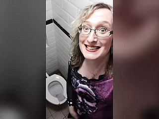 Sarışın Post Op Tgirl Lisa Pub Tuvaletlerinde Kırmızı Deri Pantolon Giyen İş Tuvaletinde Oynar