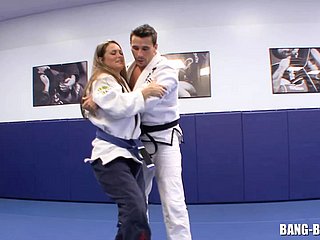 Karate -trainer neukt zijn partisan candid na grondgevecht