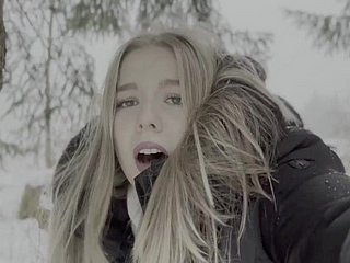 El adolescente de 18 años es follado en el bosque en the sniffles nieve