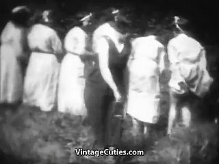 Mademoiselles cachondos se azotan en Woods (vintage de la década de 1930)