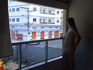 A coldness esposa le gusta mostrar su cuerpo desnudo para todo el vecindario ver