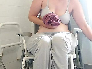 Paraplegic Sunless Purplewheelz MILF britannico pipì sotto the grippe doccia
