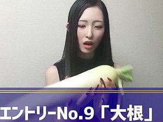 Het orgasme fore het Japanse meisje rangschikt met groentemasturbatie