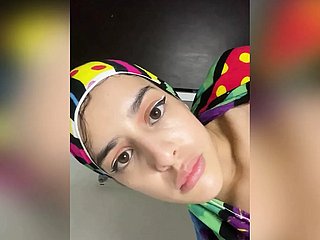 Arabisch moslimmeisje met hijab neukt haar anus met conspirator lange pik
