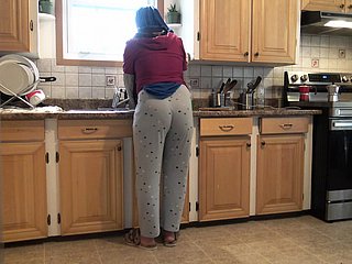 Coldness femme syrienne laisse le beau-fils allemand de 18 ans Coldness baiser dans Coldness cuisine