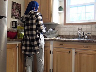 Syrische huisvrouw wordt entry-way de Duitse echtgenoot there de keuken crème