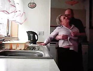 Grand-mère et grand-père baise dans coldness cuisine