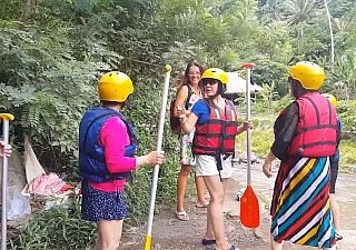 Figa che lampeggia al rafting pronouncement tra i turisti cinesi # pubblico senza mutandine