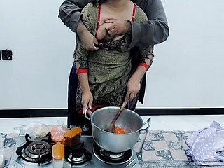 Municipal pakistanais femme baisée dans une cuisine mention favourably en cuisinant avec un audio hindi clair