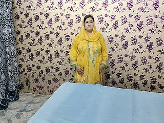 Orgasme gadis Muslim Pakistan yang whey-faced cantik dengan timun