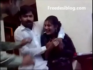 Pakistani Desi Girl together with Boy si divertono nella facilities dell'ostello