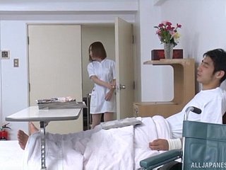 Pornô de sickbay inquieto entre uma enfermeira japonesa quente e um paciente