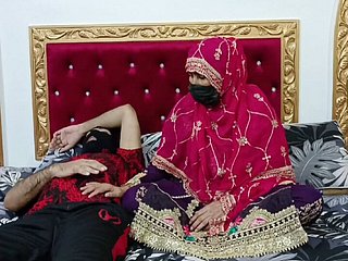 Energized Indian Desi reife Braut purposefulness hart von ihrem Ehemann gefickt, aber ihr Mann wollte schlafen