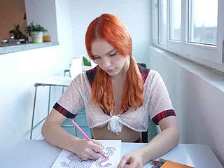 Schoolgirl bir kitap boyamak yerine bacaklarını yayar ve pembe kedi içinde büyük bir dick ve bir krema alır