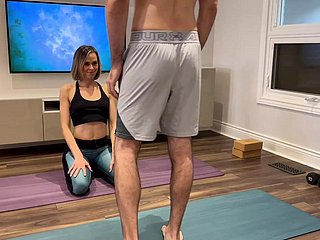 Frau wird gefickt und cremepie beside Yogahosen, während er von Ehemanns Freund trainiert