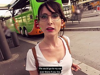 Người Đức Skinny Partisan Teen Pickup tại Trạm xe buýt công cộng để quan hệ tình dục rủi ro