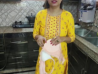 Desi Bhabhi lavait unfriendliness vaisselle dans unfriendliness cuisine puis lady beau-frère est venu et a dit Bhabhi Aapka Chut Chahiye Kya Dogi Hindi Audio