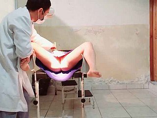 Doktor wykonuje badanie ginekologiczne na kobiecej pacjenta, że ​​wkłada palcem w jej pochwę i pierrot podekscytowany