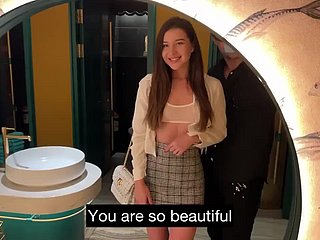 Belle actrice de porno mince obtient une baise occasionnelle dans le WC du snack bar