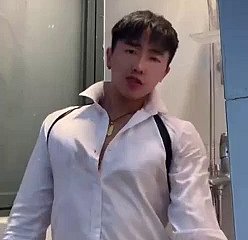 Chiński chłopiec pod prysznicem nie spuści