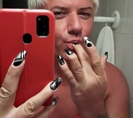 Sonyastar, handsomeness transexuelle se masturbe avec de longs ongles