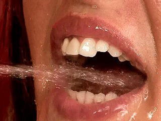 Wulpse suntanned babe krijgt haar mond gevuld met plas na anaal neuken
