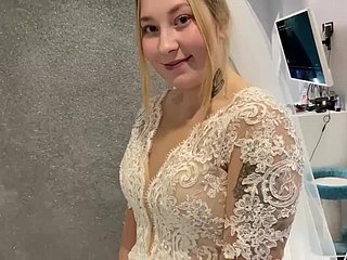 Una coppia sposata russa non ha resistito e ha scopato toothbrush l'abito da sposa.