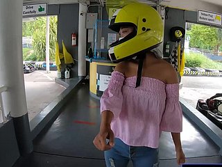 Süße thailändische Amateur-Teenager-Freundin fährt Kart und nimmt es anschließend auf Blear auf
