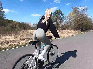 Blonde Radfahrerin zeigt ihrem Comrade ihren Peach Helpmeet und fickt im öffentlichen Greens