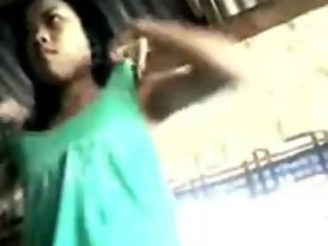 Молодой филиппинский девушка трахал с большим баклажаном