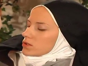 Nun memberikan ASS dia Priest