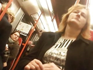 Upskirt donna matura in treno
