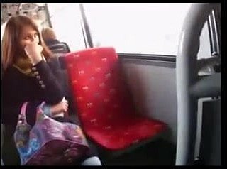 Unearth Flash để cô gái tò mò trên xe buýt