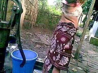 Desi Dorf-Mädchen mit großen Titten Bad nehmen up der Öffentlichkeit